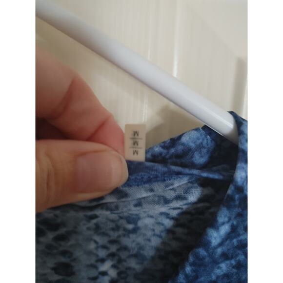 Tahari Top Blouse Zipper Front V-Neck Snakeskin Blue Medium - Picture 3 of 5